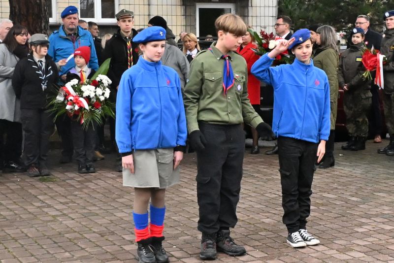 składanie wieńców pod pomnikiem"Bojownikom o Niepodległość"