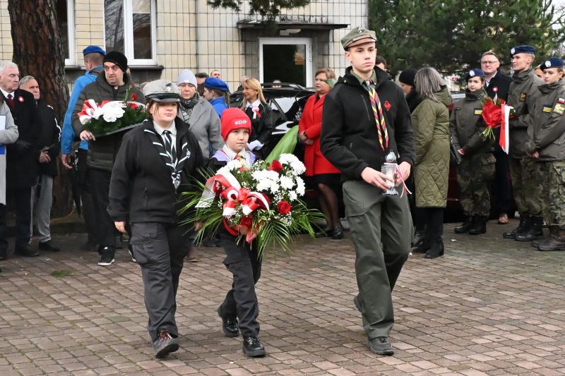 składanie wieńców pod pomnikiem"Bojownikom o Niepodległość"