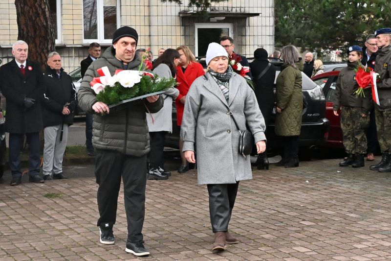 składanie wieńców pod pomnikiem"Bojownikom o Niepodległość"