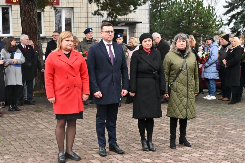 składanie wieńców pod pomnikiem"Bojownikom o Niepodległość"