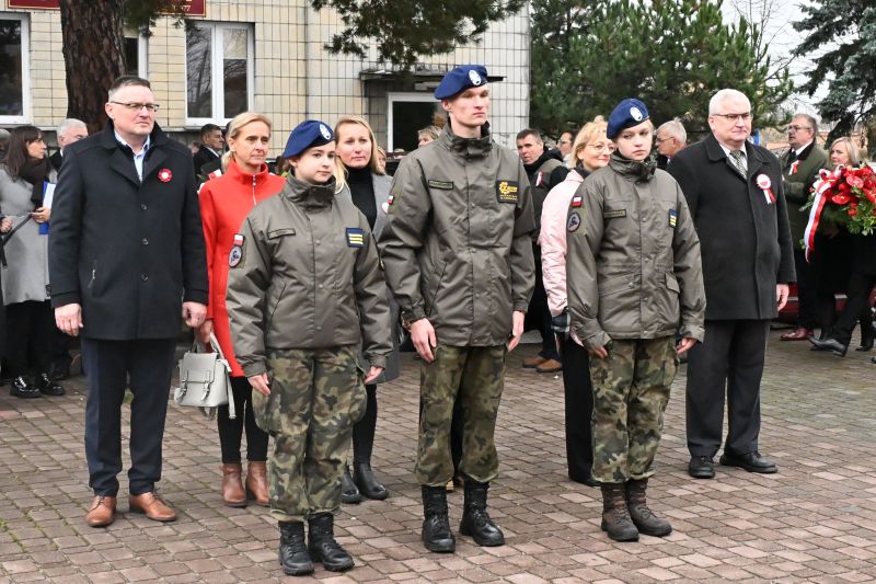 składanie wieńców pod pomnikiem"Bojownikom o Niepodległość"