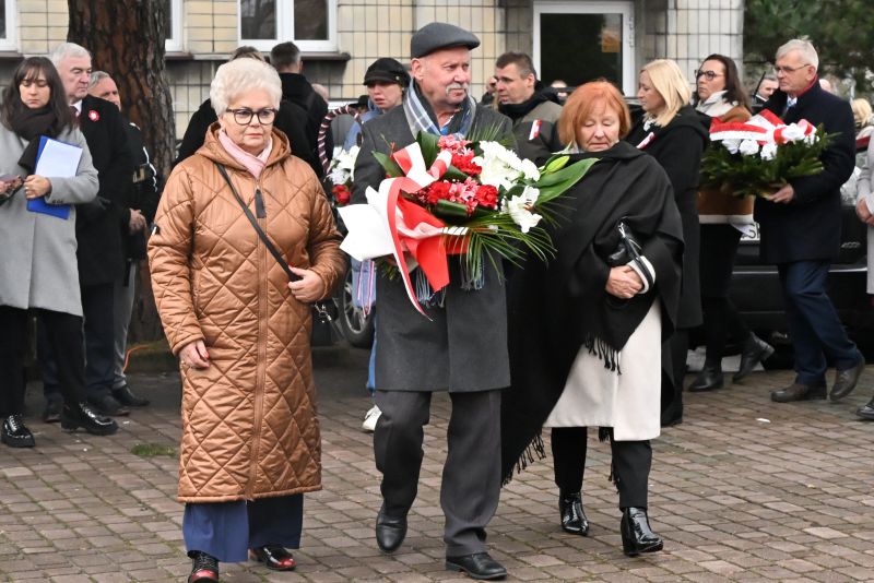 składanie wieńców pod pomnikiem"Bojownikom o Niepodległość"