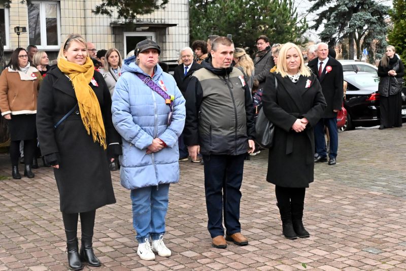 składanie wieńców pod pomnikiem"Bojownikom o Niepodległość"