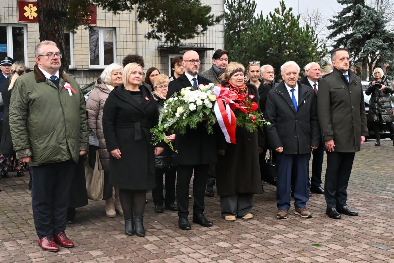 składanie wieńców pod pomnikiem"Bojownikom o Niepodległość"