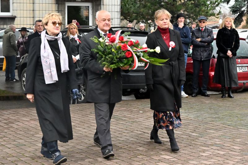 składanie wieńców pod pomnikiem"Bojownikom o Niepodległość"