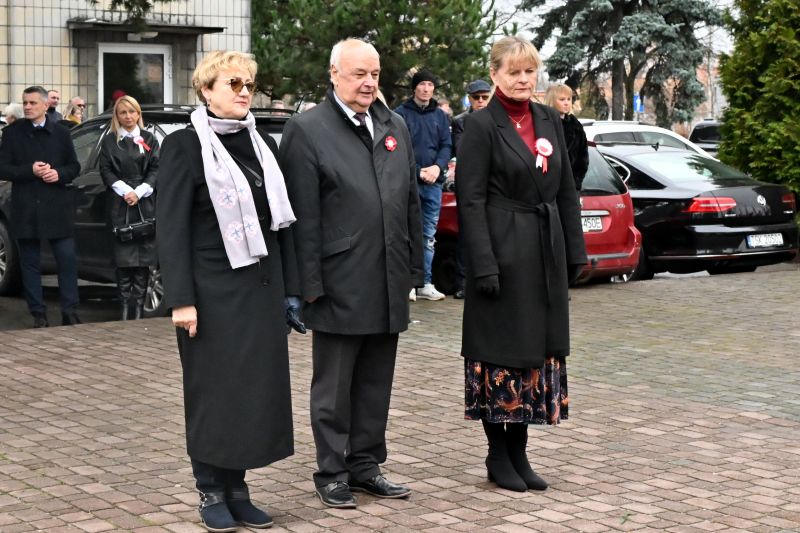 składanie wieńców pod pomnikiem"Bojownikom o Niepodległość"