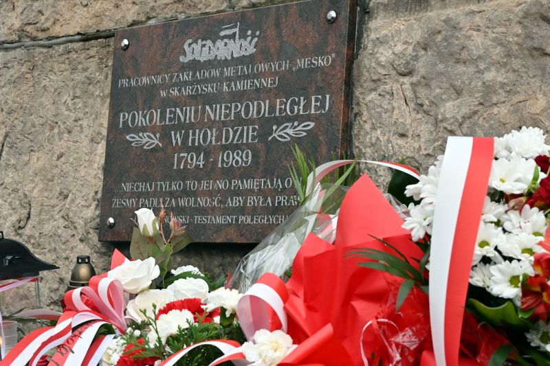 składanie wieńców pod pomnikiem"Bojownikom o Niepodległość"