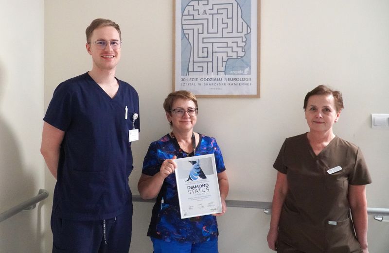 zespół oddziału neurologicznego szpitala w Skarżysku prezentuje diamentowy certyfikat Angels