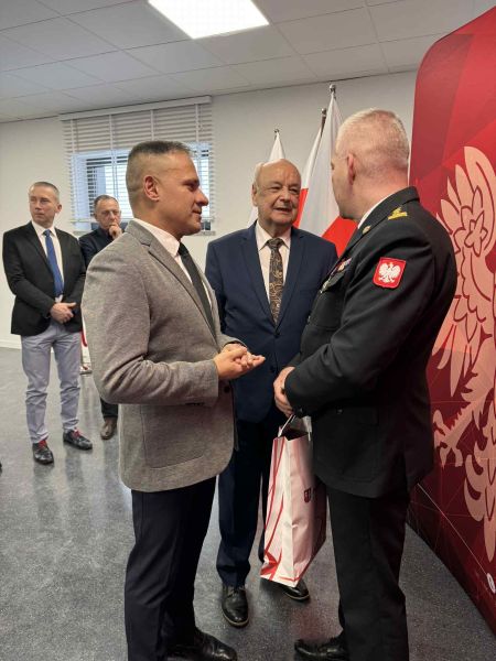 władze powiatu skarżyskiego dziekują komendantowi za współpracę
