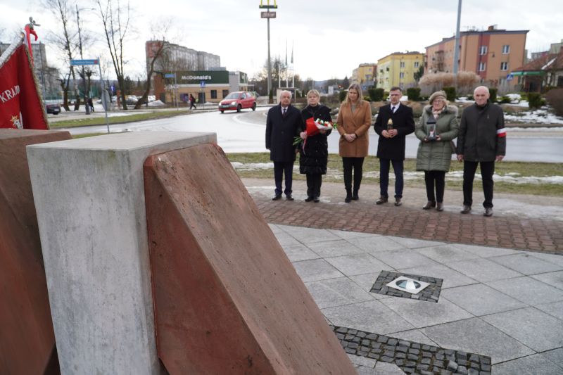 uroczysty Dzień Patrona ZST im. Armii Krajowej w Skarżysku-Kamiennej, złożenie hołdu pod pomnikiem AK