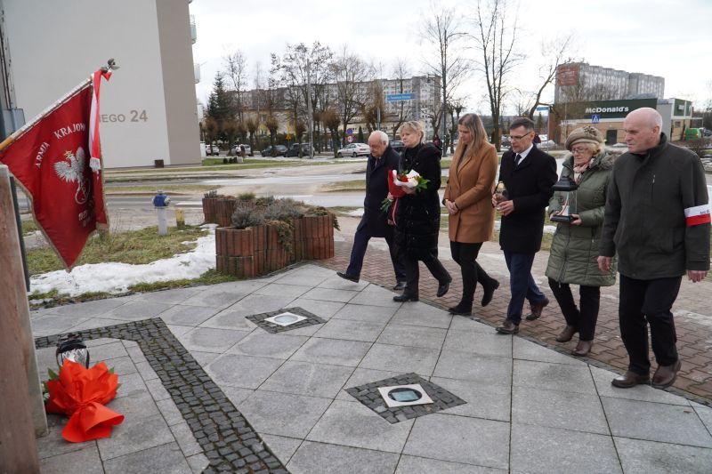 uroczysty Dzień Patrona ZST im. Armii Krajowej w Skarżysku-Kamiennej, złożenie hołdu pod pomnikiem AK