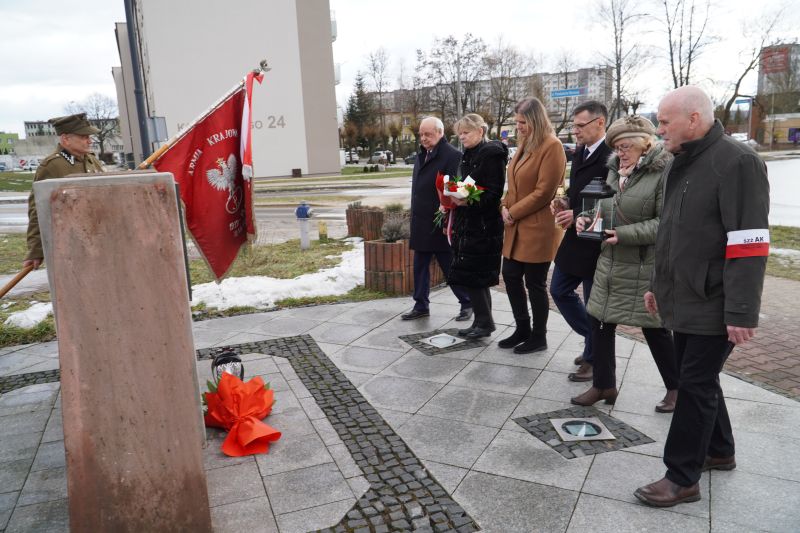 uroczysty Dzień Patrona ZST im. Armii Krajowej w Skarżysku-Kamiennej, złożenie hołdu pod pomnikiem AK