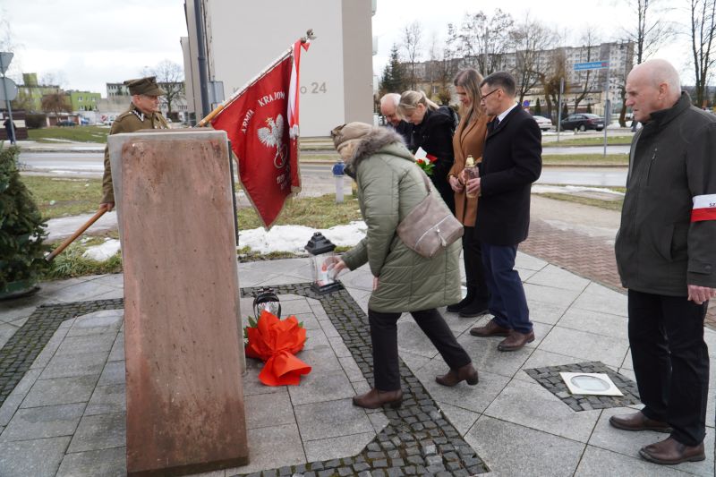 uroczysty Dzień Patrona ZST im. Armii Krajowej w Skarżysku-Kamiennej, złożenie hołdu pod pomnikiem AK