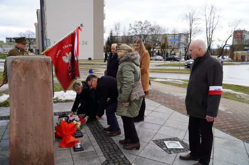 uroczysty Dzień Patrona ZST im. Armii Krajowej w Skarżysku-Kamiennej, złożenie hołdu pod pomnikiem AK