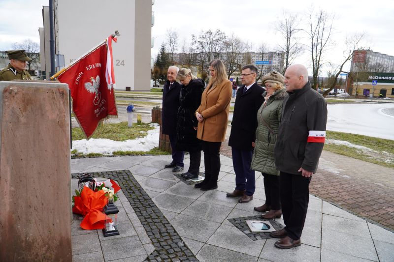 uroczysty Dzień Patrona ZST im. Armii Krajowej w Skarżysku-Kamiennej, złożenie hołdu pod pomnikiem AK