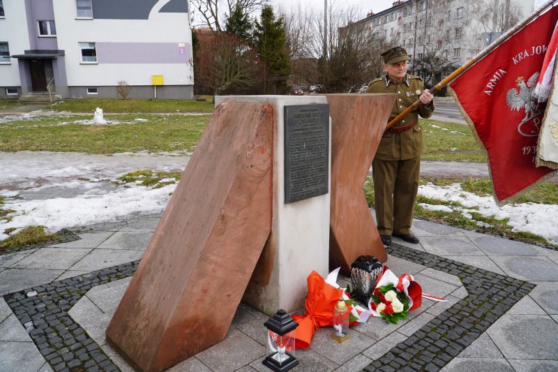 uroczysty Dzień Patrona ZST im. Armii Krajowej w Skarżysku-Kamiennej, złożenie hołdu pod pomnikiem AK