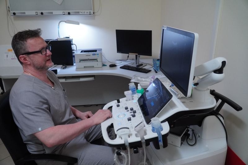 dr. Jacek Jodłowski specjalista chirurgii ogólnej i chirurgii onkologicznej zachęca do korzystania z biopsji mammotomicznej