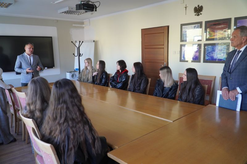 Dzień Przedsiębiorczości w praktyce - uczennice „Ekonomika” poznawały pracę Starostwa Powiatowego w Skarżysku