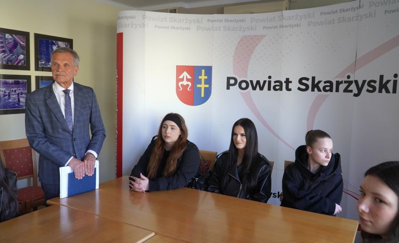 Dzień Przedsiębiorczości w praktyce - uczennice „Ekonomika” poznawały pracę Starostwa Powiatowego w Skarżysku