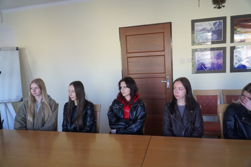 Dzień Przedsiębiorczości w praktyce - uczennice „Ekonomika” poznawały pracę Starostwa Powiatowego w Skarżysku