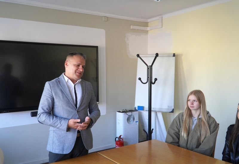 Dzień Przedsiębiorczości w praktyce - uczennice „Ekonomika” poznawały pracę Starostwa Powiatowego w Skarżysku