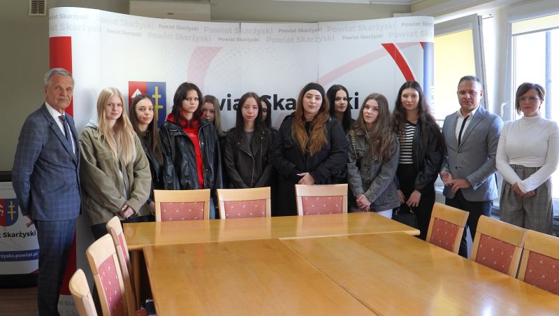 Dzień Przedsiębiorczości w praktyce - uczennice „Ekonomika” poznawały pracę Starostwa Powiatowego w Skarżysku