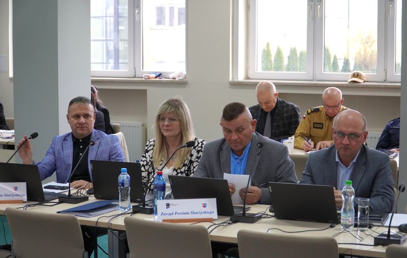 XXV sesja Rady Powiatu Skarżyskiego – decyzje budżetowe i wsparcie dla osób z niepełnosprawnościami