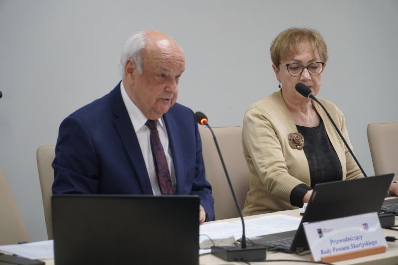XXV sesja Rady Powiatu Skarżyskiego – decyzje budżetowe i wsparcie dla osób z niepełnosprawnościami