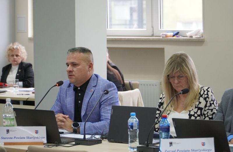 XXV sesja Rady Powiatu Skarżyskiego – decyzje budżetowe i wsparcie dla osób z niepełnosprawnościami