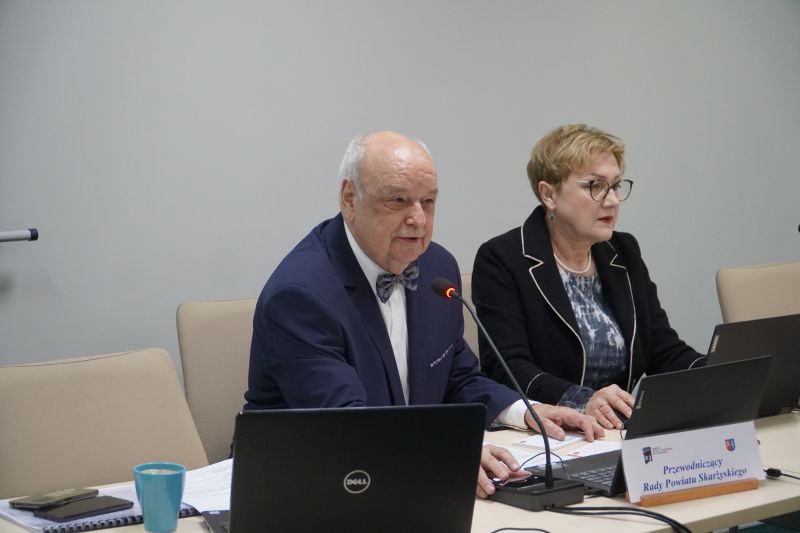 prezydium rady powiatu - przewodniczący J. Żmijewski i wiceprzewodnicząca B. Bętkowska