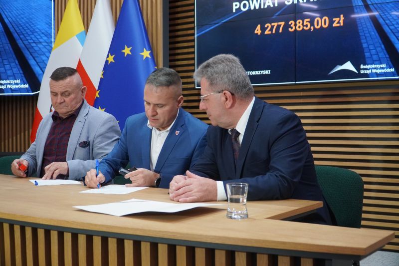 podpisanie umowy na dofinansowanie powiatowych inwestycji drogowych