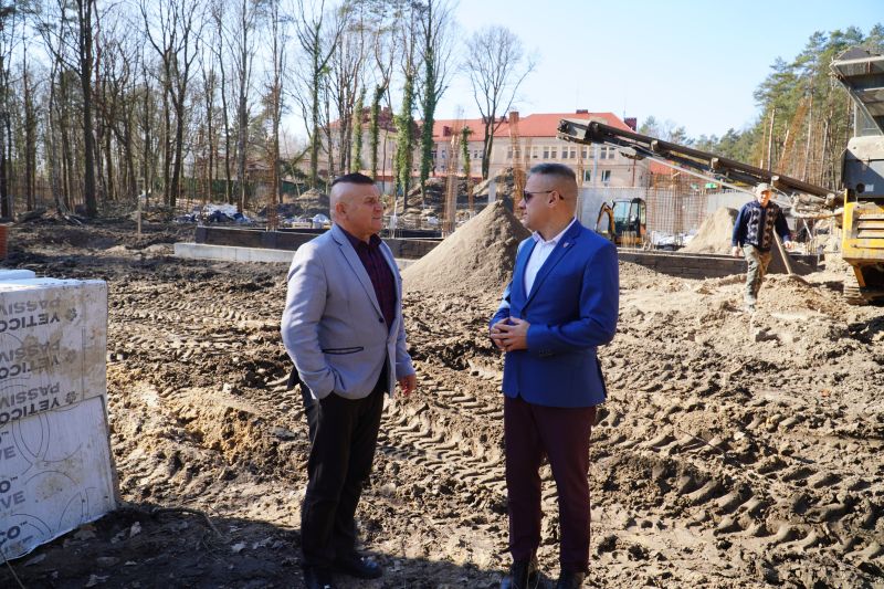 Starosta A. Berus i członek zarządu T. Bałchanowski na placu budowy ZOL przy szpitalu powiatowym