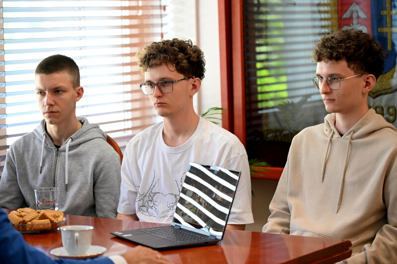 wizyta u Starosty uczniów zwycięskiej drużyny „Radium: Dziedzictwo Skłodowskiej-Curie” z ZST