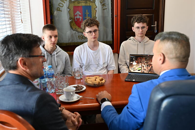 wizyta u Starosty uczniów zwycięskiej drużyny „Radium: Dziedzictwo Skłodowskiej-Curie” z ZST