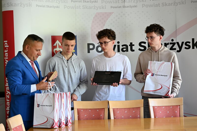 wizyta u Starosty uczniów zwycięskiej drużyny „Radium: Dziedzictwo Skłodowskiej-Curie” z ZST