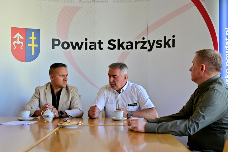 podpisanie umowy z Lasami na rozbudowę drogi Majków-Michałów