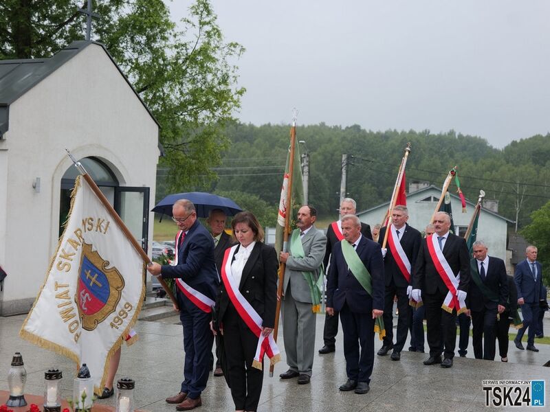 poczet sztandarowy powiatu skarżyskiego podczas 83. rocznicy Pacyfikacji Michnoiowa