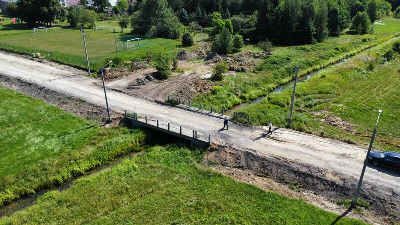 Rozpoczęły się prace przy rozbudowie drogi w Lipowym Polu Skarbowym i przebudowę mostu. Wizyta samorządowców na inwestycji