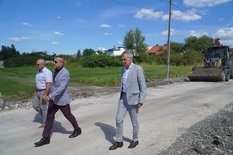 Rozpoczęły się prace przy rozbudowie drogi w Lipowym Polu Skarbowym i przebudowę mostu. Wizyta samorządowców na inwestycji