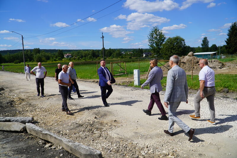 Rozpoczęły się prace przy rozbudowie drogi w Lipowym Polu Skarbowym i przebudowę mostu. Wizyta samorządowców na inwestycji