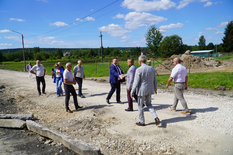 Rozpoczęły się prace przy rozbudowie drogi w Lipowym Polu Skarbowym i przebudowę mostu. Wizyta samorządowców na inwestycji