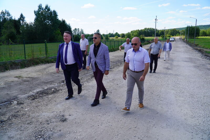 Rozpoczęły się prace przy rozbudowie drogi w Lipowym Polu Skarbowym i przebudowę mostu. Wizyta samorządowców na inwestycji