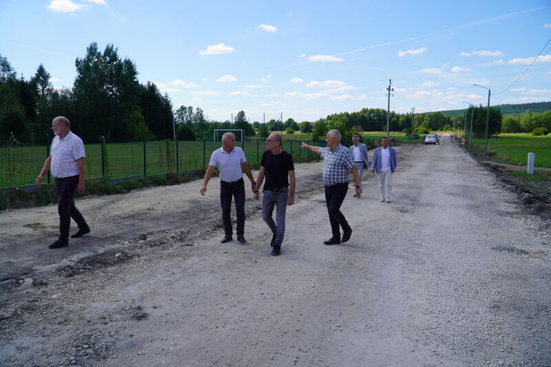 Rozpoczęły się prace przy rozbudowie drogi w Lipowym Polu Skarbowym i przebudowę mostu. Wizyta samorządowców na inwestycji