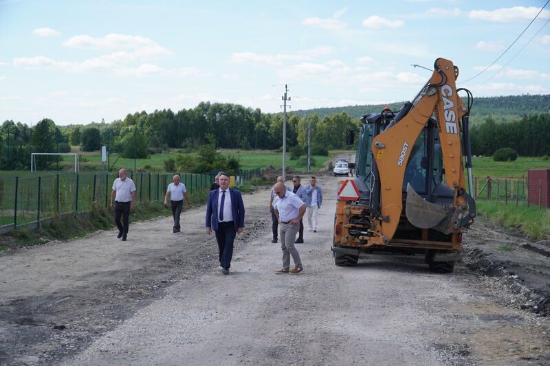 Rozpoczęły się prace przy rozbudowie drogi w Lipowym Polu Skarbowym i przebudowę mostu. Wizyta samorządowców na inwestycji