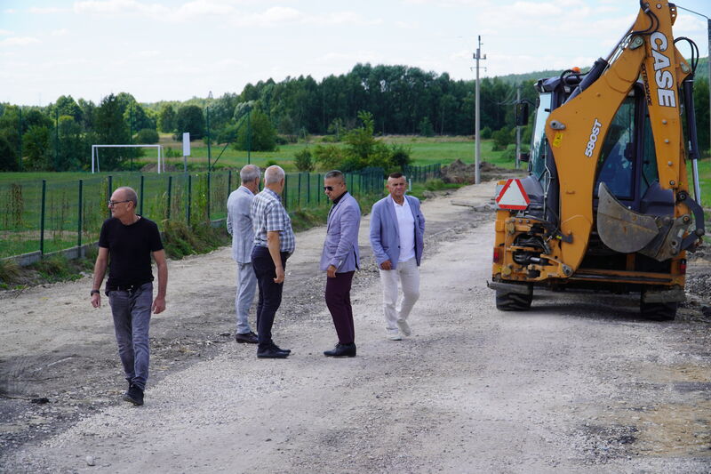 Rozpoczęły się prace przy rozbudowie drogi w Lipowym Polu Skarbowym i przebudowę mostu. Wizyta samorządowców na inwestycji