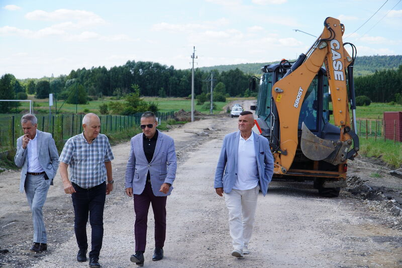 Rozpoczęły się prace przy rozbudowie drogi w Lipowym Polu Skarbowym i przebudowę mostu. Wizyta samorządowców na inwestycji