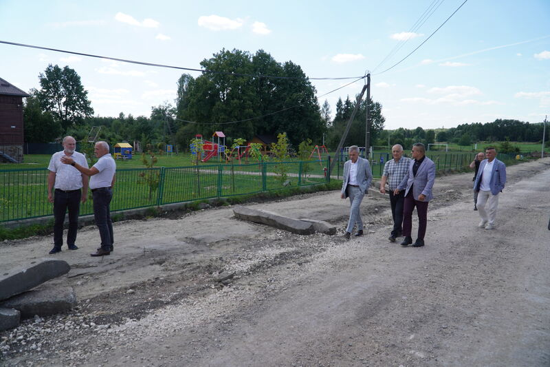 Rozpoczęły się prace przy rozbudowie drogi w Lipowym Polu Skarbowym i przebudowę mostu. Wizyta samorządowców na inwestycji