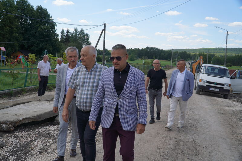 Rozpoczęły się prace przy rozbudowie drogi w Lipowym Polu Skarbowym i przebudowę mostu. Wizyta samorządowców na inwestycji