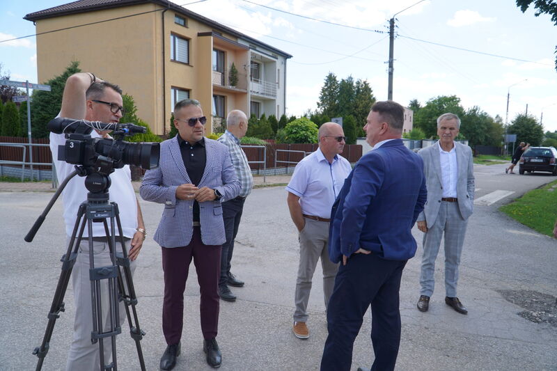 Rozpoczęły się prace przy rozbudowie drogi w Lipowym Polu Skarbowym i przebudowę mostu. Wizyta samorządowców na inwestycji
