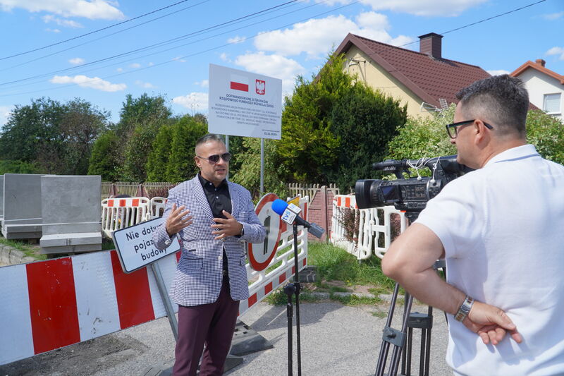 Rozpoczęły się prace przy rozbudowie drogi w Lipowym Polu Skarbowym i przebudowę mostu. Wizyta samorządowców na inwestycji